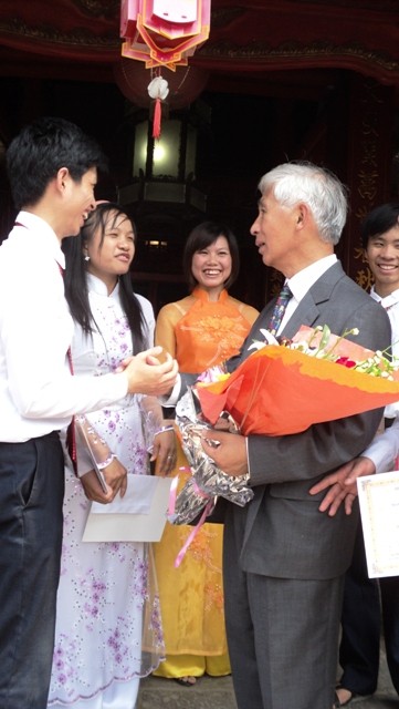 GS Trần Thanh Vân với các bạn học sinh - sinh viên Việt Nam